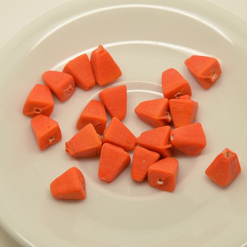 20 perles ethniques pyramides - orange - 9x13mm