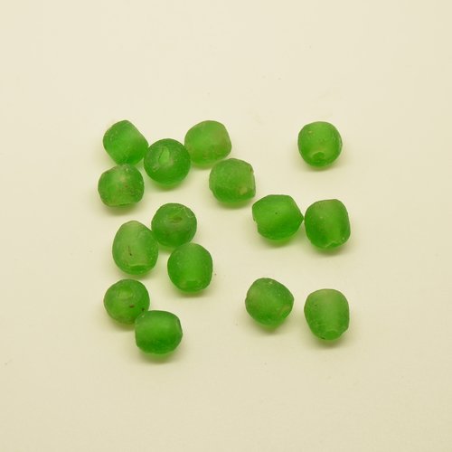 16 perles tonneaux ethniques/africaines - vert - 8mm