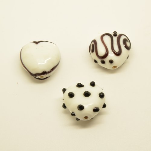 3 grosses perles cœurs - blanc, noir - 21x22mm