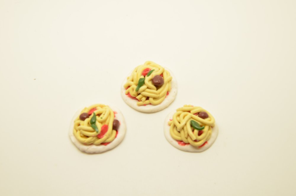 3 embellissements plats de spaghettis en pâte fimo à coller - multicolore -  26 à 31mm - Un grand marché