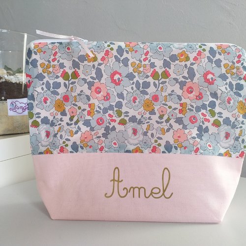 Trousse De Toilette Personnalisee Bebe Enfant Femme Liberty Betsy Cadeau Personnalisable Avec Prenom Ou Message Pochette Bebe Un Grand Marche