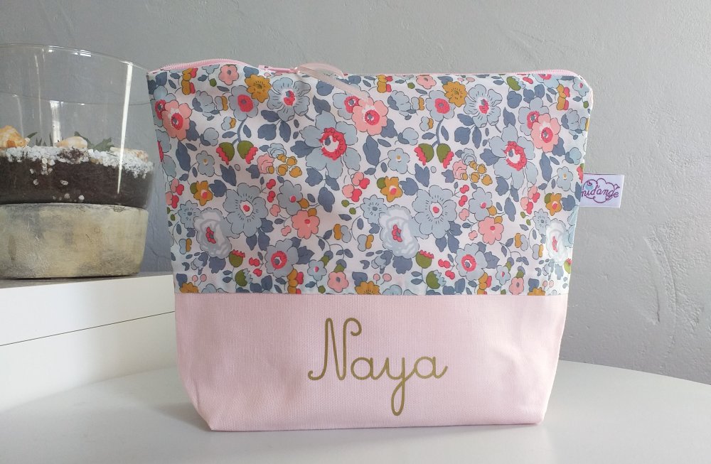 Trousse De Toilette Petite Fille Fleuri Liberty Betsy Porcelaine Dans Des Tons De Rose Pastel Personnalise Avec Le Prenom Un Grand Marche