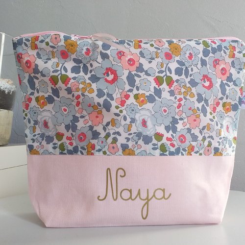 Trousse De Toilette Petite Fille Fleuri Liberty Betsy Porcelaine Dans Des Tons De Rose Pastel Personnalise Avec Le Prenom Un Grand Marche