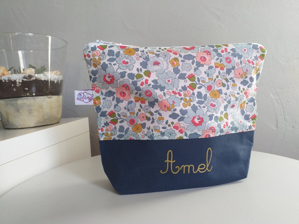 Trousse De Toilette Petite Fille Fleuri Liberty Betsy Porcelaine Dans Des Tons De Rose Pastel Personnalise Avec Le Prenom Un Grand Marche
