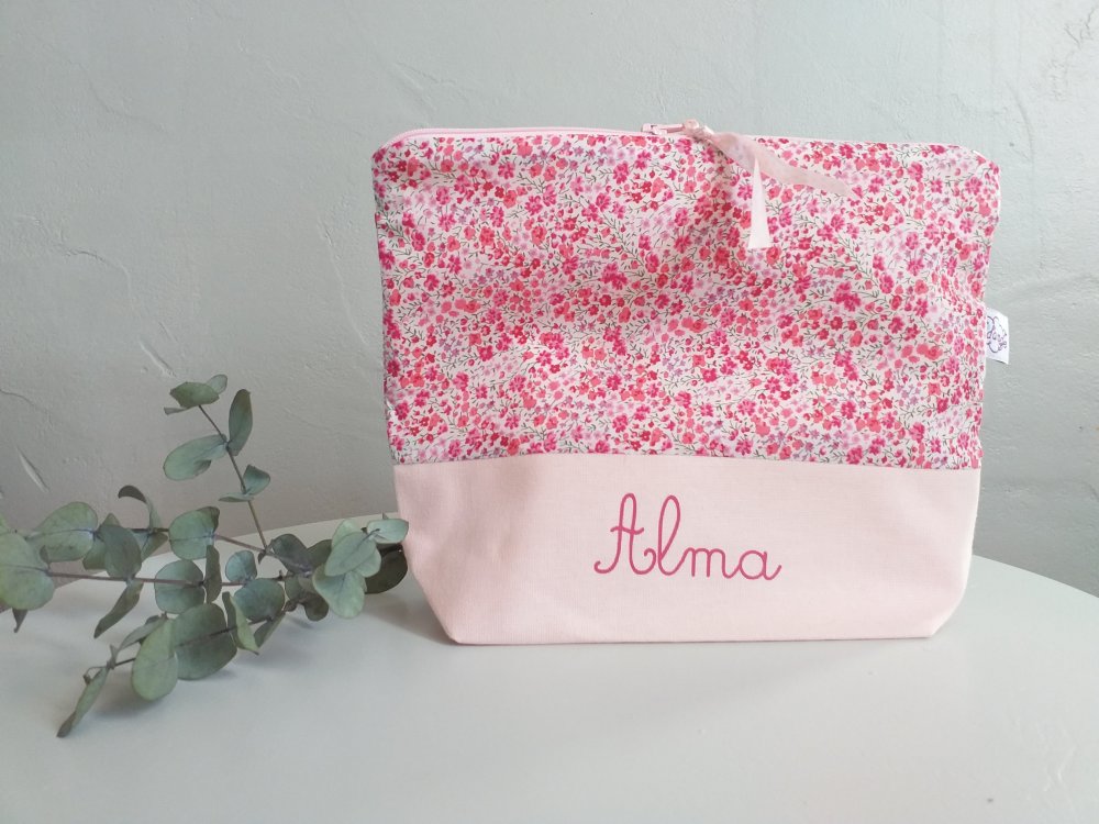 Trousse De Toilette Petite Fille Fleuri Liberty Phoebe Dans Des Tons De Rose Pastel Personnalise Avec Le Prenom Un Grand Marche