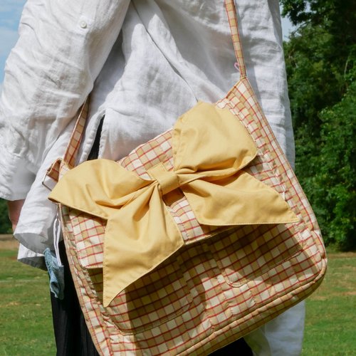 Sac bandoulière beige à carreaux avec nœud caramel