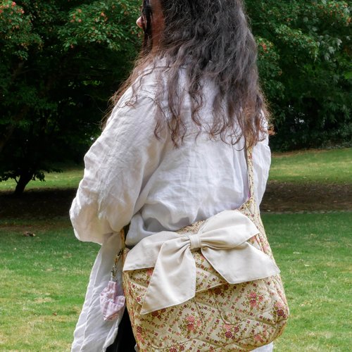 Sac bandoulière fleuri tissé avec un nœud crème