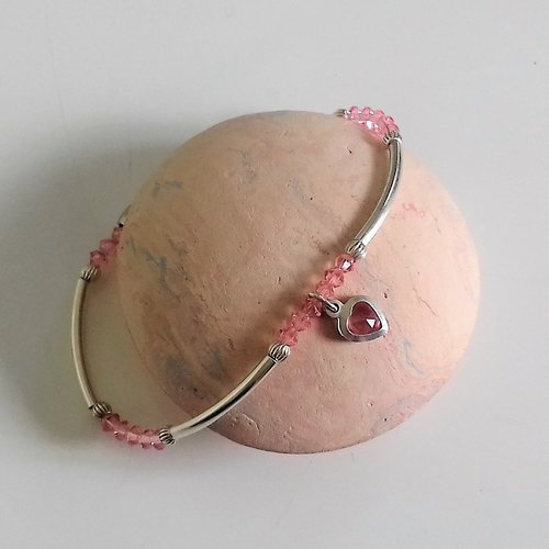 Bracelet tubes et coeur d' argent perles roses sur élastique