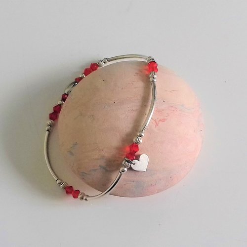 Bracelet tubes et coeur d' argent perles rouges sur élastique