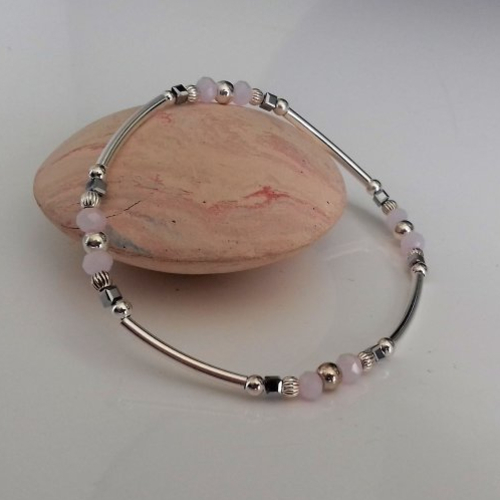 Bracelet tubes argent et perles rose pastel élastique
