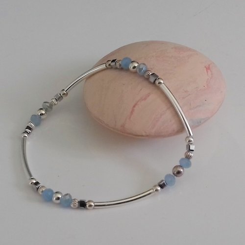 Bracelet tubes argent et perles bleu pastel élastique