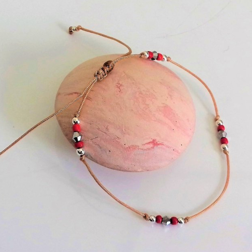 Bracelet cheville cordon argent et perles rouges