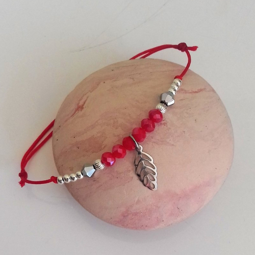 Bracelet cordon plume et perles rouges