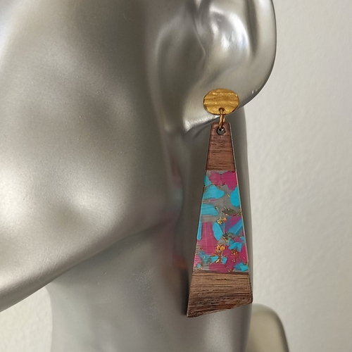 Longues boucles d'oreilles rose et bleu