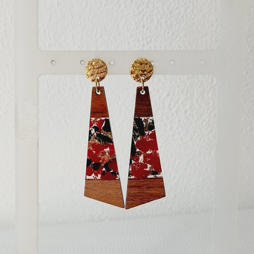 Longues boucles d'oreilles rouges