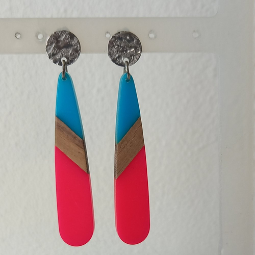 Longues boucles d'oreilles rose et bleu