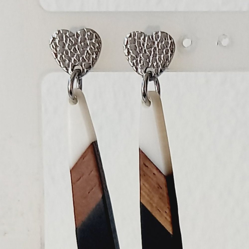 Longues boucles d'oreilles noires