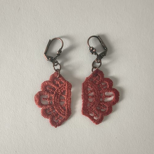 Filigranes dentelle coquilles brique