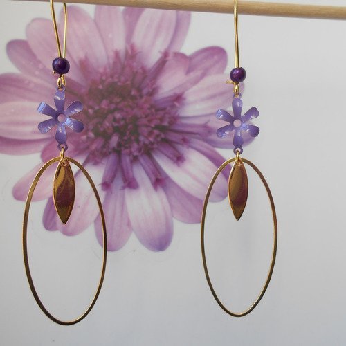 Boucles d'oreille anneau doré et fleur émaillée violette