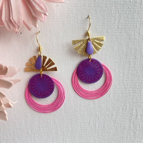 Boucles d’oreilles pendantes rose et violet