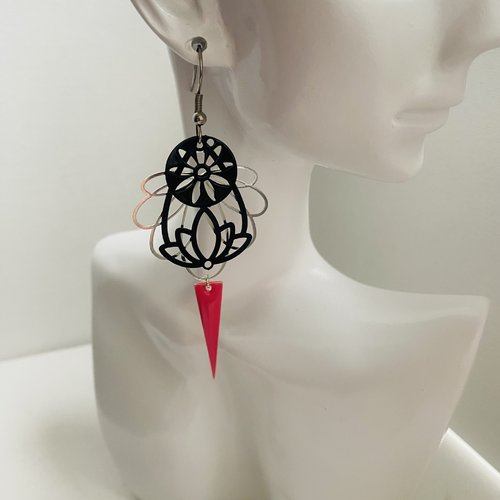 Boucle d'oreille pendante noires et rose