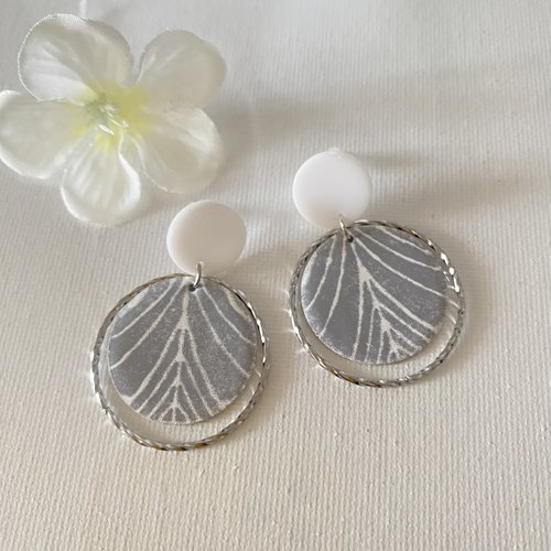 Boucles d’oreilles ronde blanche et grise