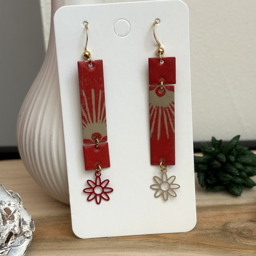 Boucles d'oreilles asymétrique sable et rouge
