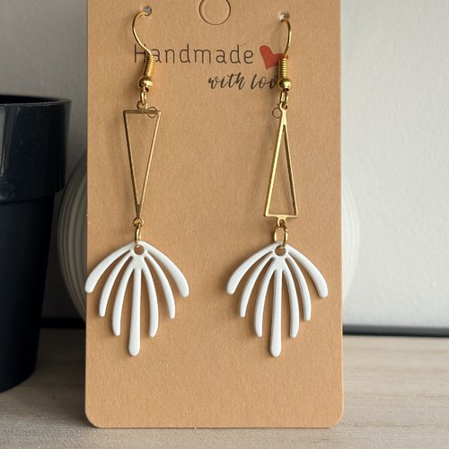 Boucle d'oreille pendante fantaisie doré et blanche