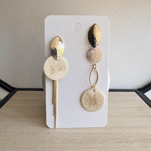 Boucles d'oreille dépareillée pendante doré