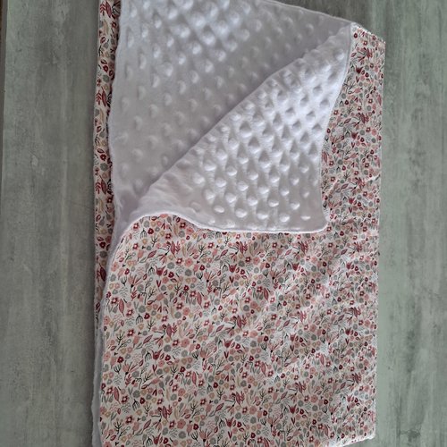 Couverture bébé fleurie fait main en doudou minky tout doux,