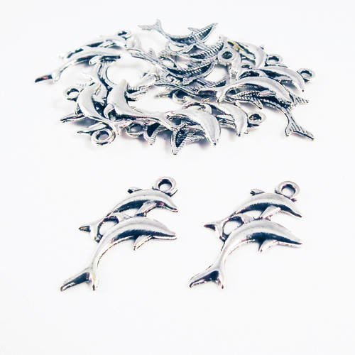 Bcp158 - lot de 2 breloques pendentifs double dauphin poisson mer marin argent vieilli 28mm x 15mm. 