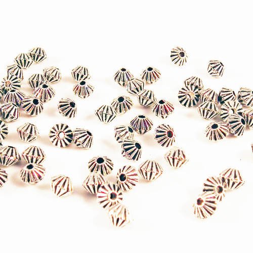 Int02 - lot de 8  perles intercalaires spacer forme de cônes soucoupes losanges à motifs argent vieilli