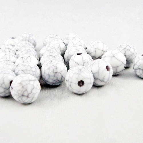 Pac110 - lot de 10 perles blanche et grises motifs fissures de 8mm de diamètre en acrylique. 