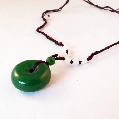 Bz133 - jolie breloque pendentif cercle rond en jade vert avec cordon à noeuds coulissants 