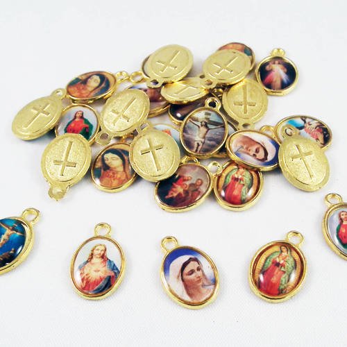 Bcp42d - lot de 5 breloques pendentifs médailles médaillons ovale thème religieux motifs aléatoires doré antique croix 