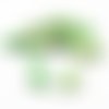 Phw21v - lot de 2 perles miniatures connecteurs howlite croix teintes de vert de 10x8x3mm. 