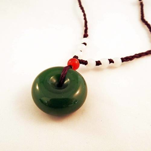 Bz127 - jolie breloque pendentif cercle rond en jade vert avec cordon à noeuds coulissants 