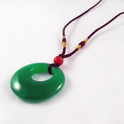 Bz112 - jolie breloque pendentif cercle rond en jade vert avec cordon à noeuds coulissants 