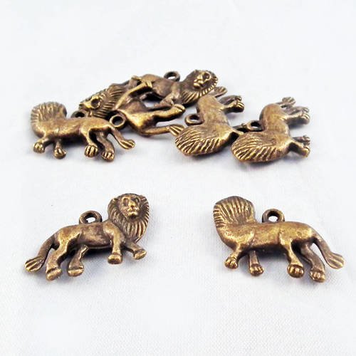 Bcp07 - une breloque pendentif lion de couleur bronze motifs sur les deux faces roi jungle 