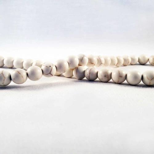 Hw45 - une enfilade de perles de 8mm howlite blanche beige naturelles 