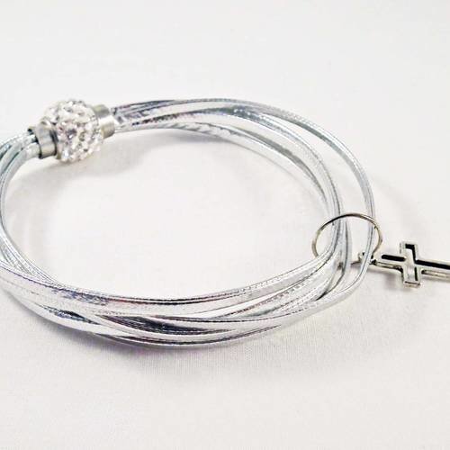 Sbc96 - support bracelet gris métallique simili cuir fermoir magnétique à strass et breloque croix avec imperfection 