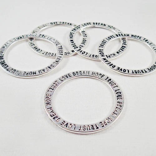 Breloque pendentif connecteur cercle anneau écriture "love dream hope trust" argent vieilli avec imperfections 