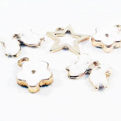 Itl79 - joli lot de 5 pendentifs breloques de couleur doré champagne et blanc fleur étoile papillon monogramme 