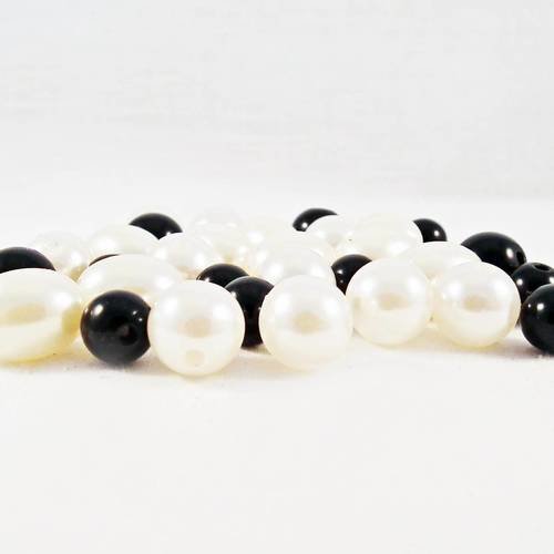 Lot de 30 perles blanches et noire rondes de 6mm et 10mm et ovales de 12mm 