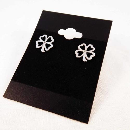 Une paire de boucles d'oreilles en forme de trèfle chanceux ajouré monogramme de couleur argenté à tige 