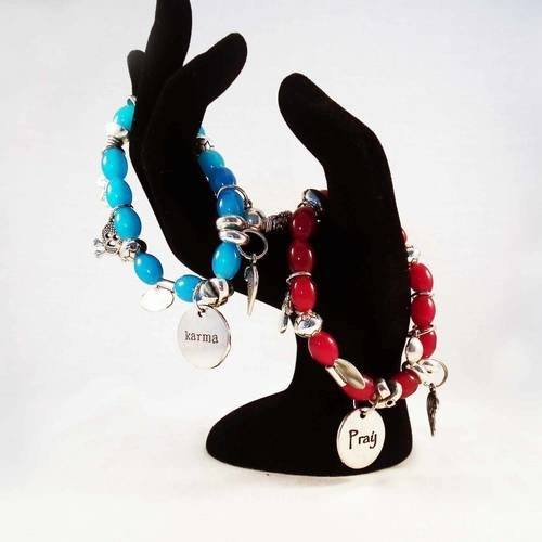 Lot de 2 supports bracelets élastique avec perles en verre bleu et rouge et multiples breloques médaillons karma et pray 