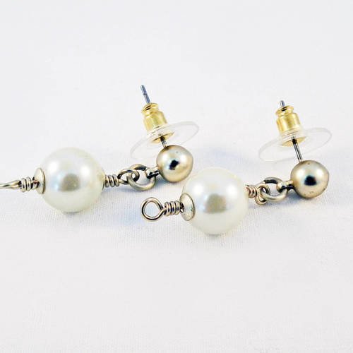 Lot de 2 clous tiges support boucles d'oreilles avec embouts transparents et perles rondes blanches et doré champagne 