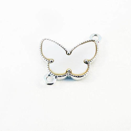 Breloque pendentif connecteur papillon monogramme griffe luxe mode en nacre blanc ivoire écru tons de beige 