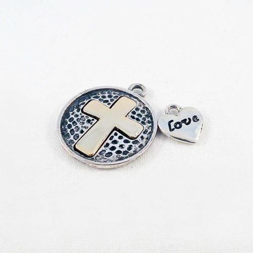 Pu18 - 1 pendentif  breloque  médaillon croix doré à motifs argentée et petit coeur "love"