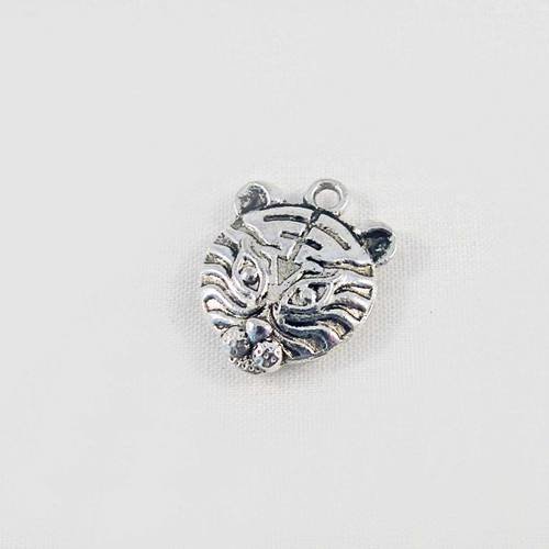 Ba81 - pendentif breloque tête de lion ou tigre à motifs rayures zébré de couleur argent vieilli 